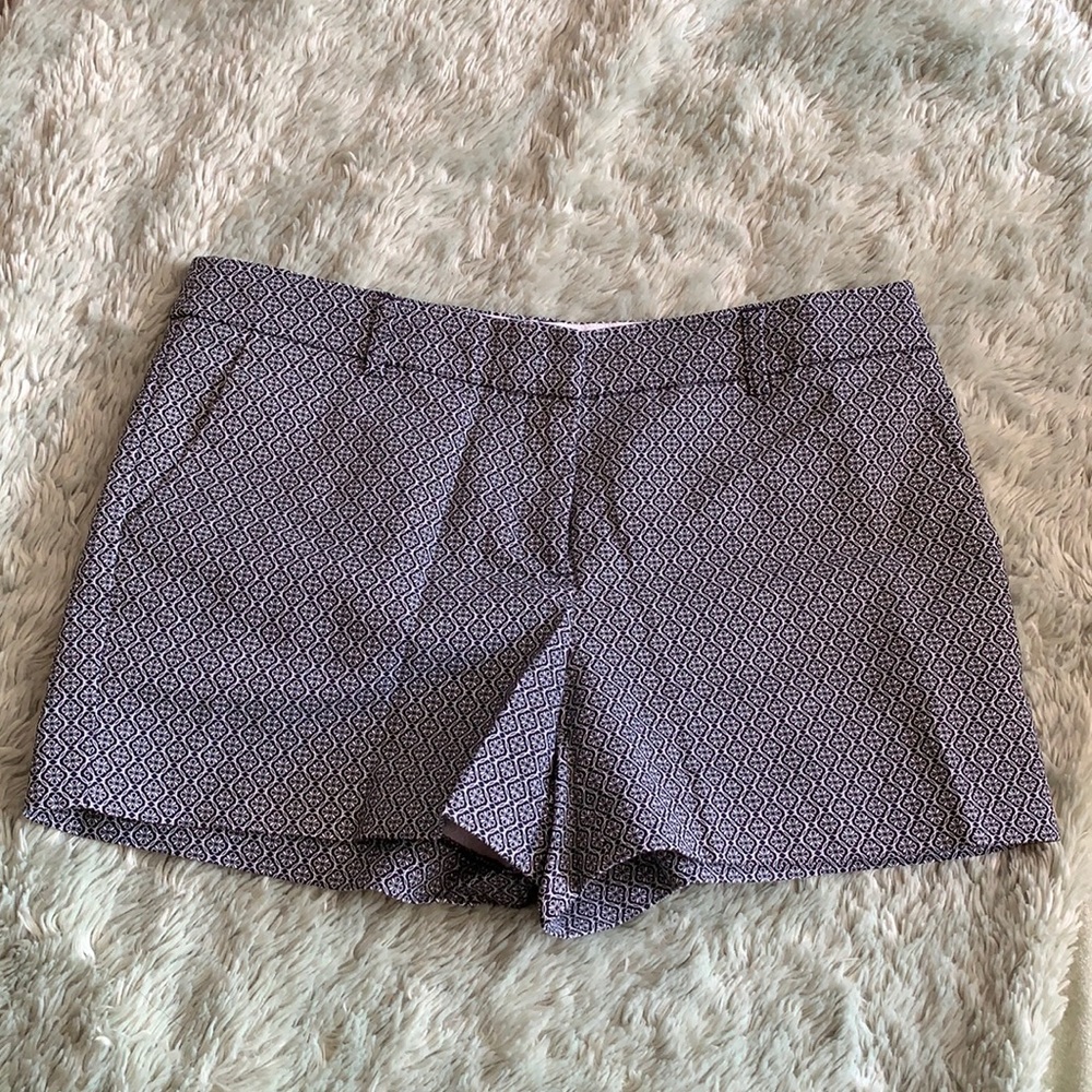 Versatile black and white pattered shorts, size 8! Mid rise